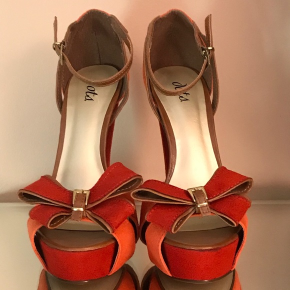 NWOB Faux suede, light & dark orange heels with bows. - Picture 2 of 6